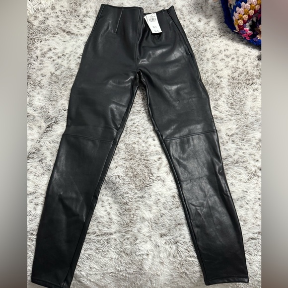 Faux leather leggings - Picture 3 of 3